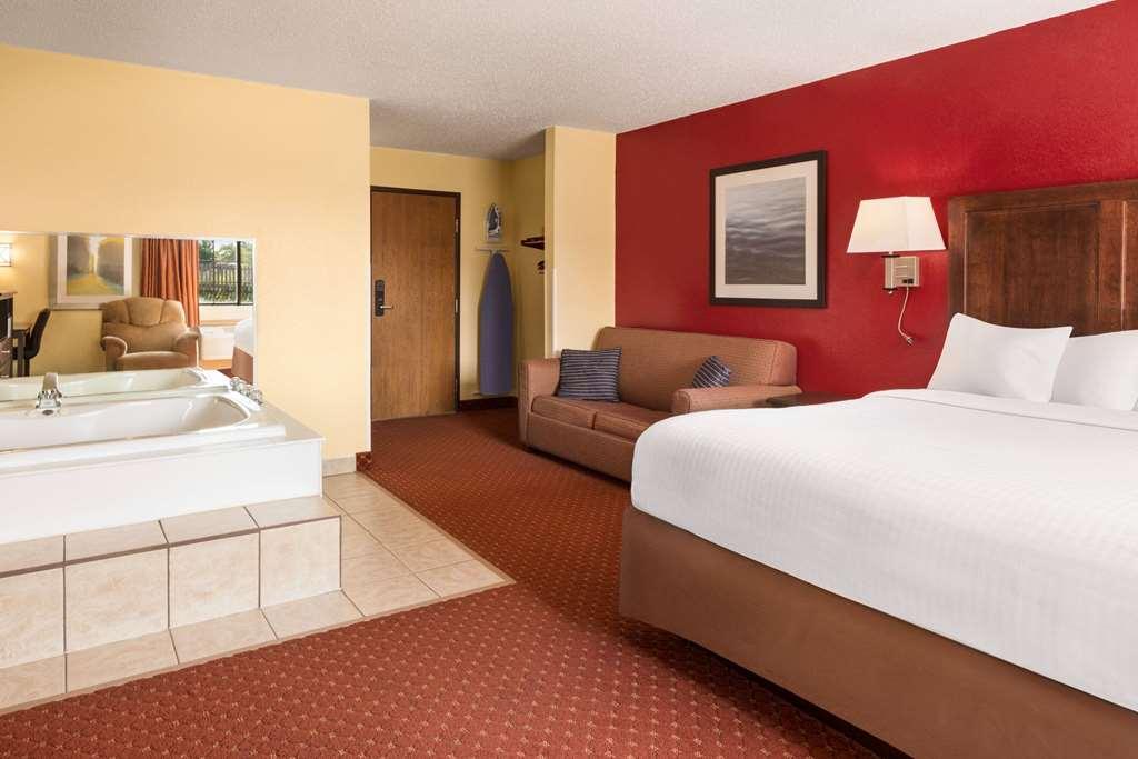 Hotel Baymont By Wyndham Cedar Rapids Habitación foto