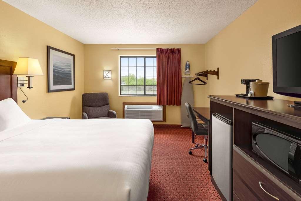 Hotel Baymont By Wyndham Cedar Rapids Habitación foto