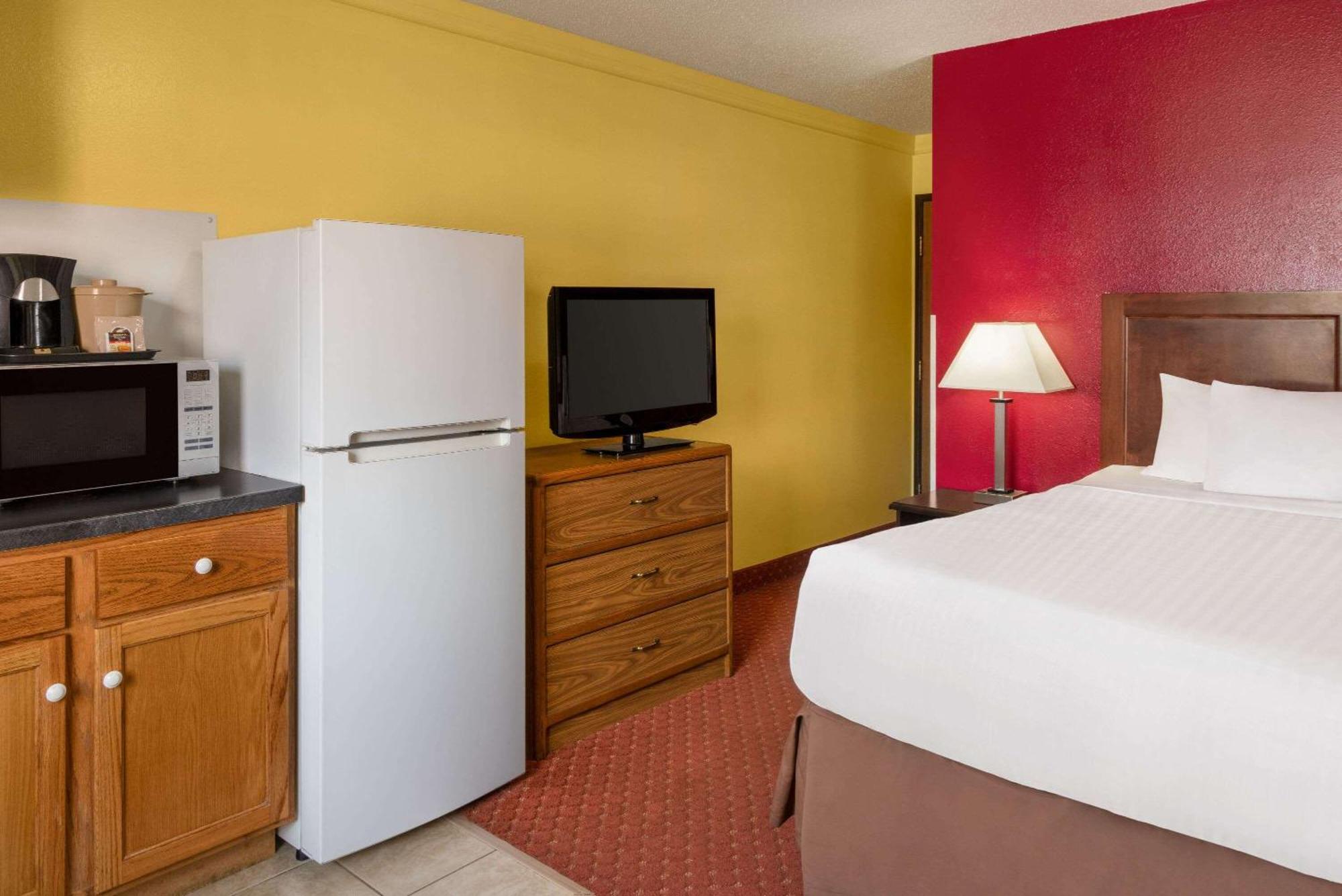 Hotel Baymont By Wyndham Cedar Rapids Exterior foto