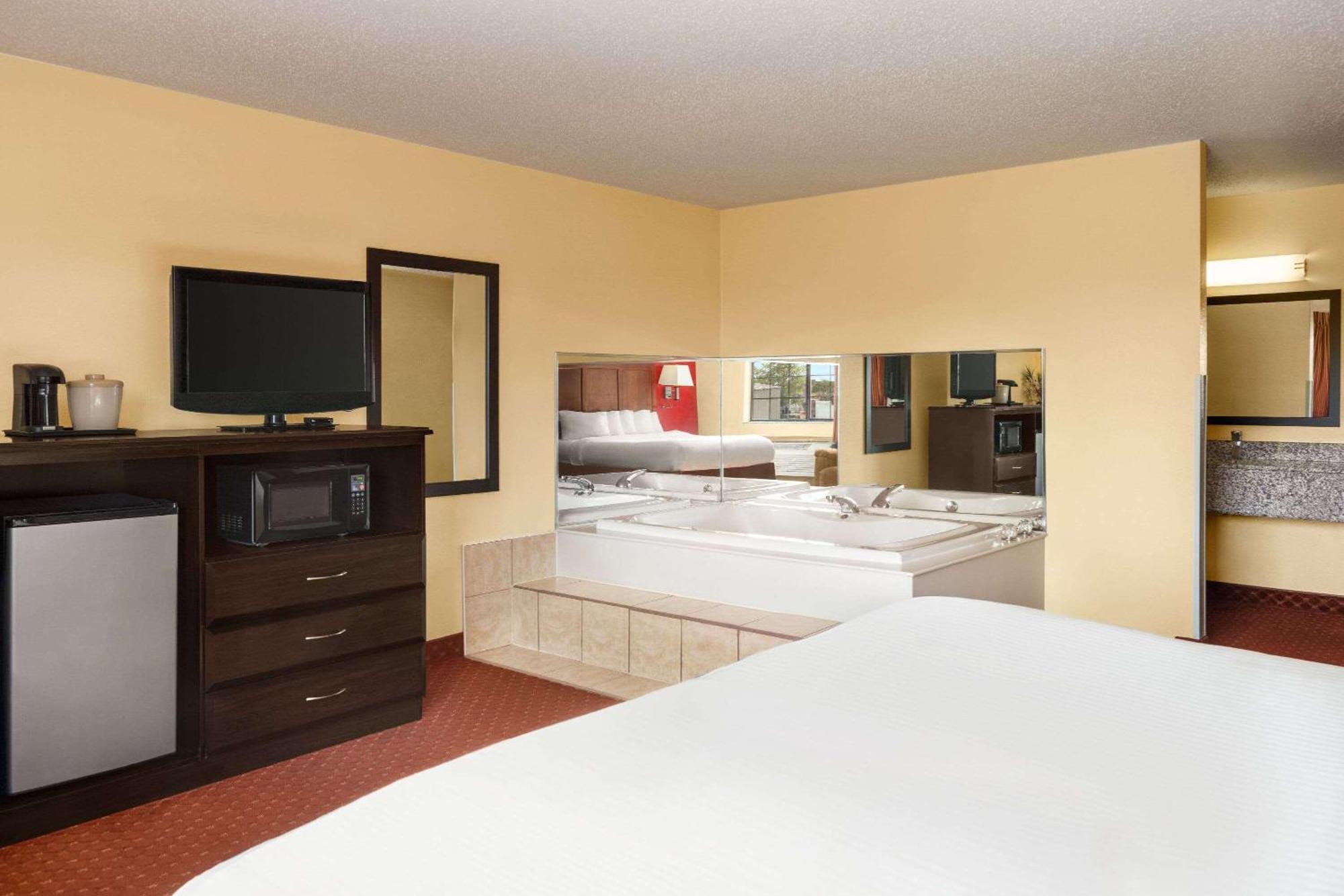 Hotel Baymont By Wyndham Cedar Rapids Exterior foto