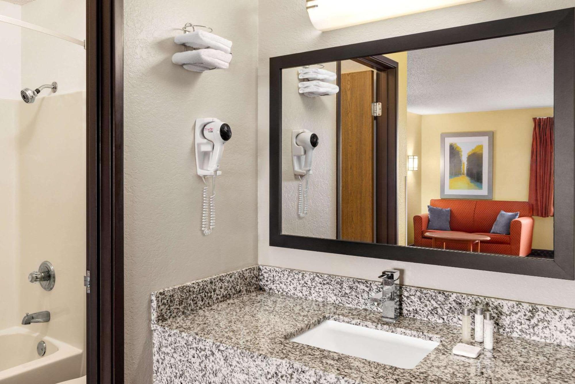 Hotel Baymont By Wyndham Cedar Rapids Exterior foto