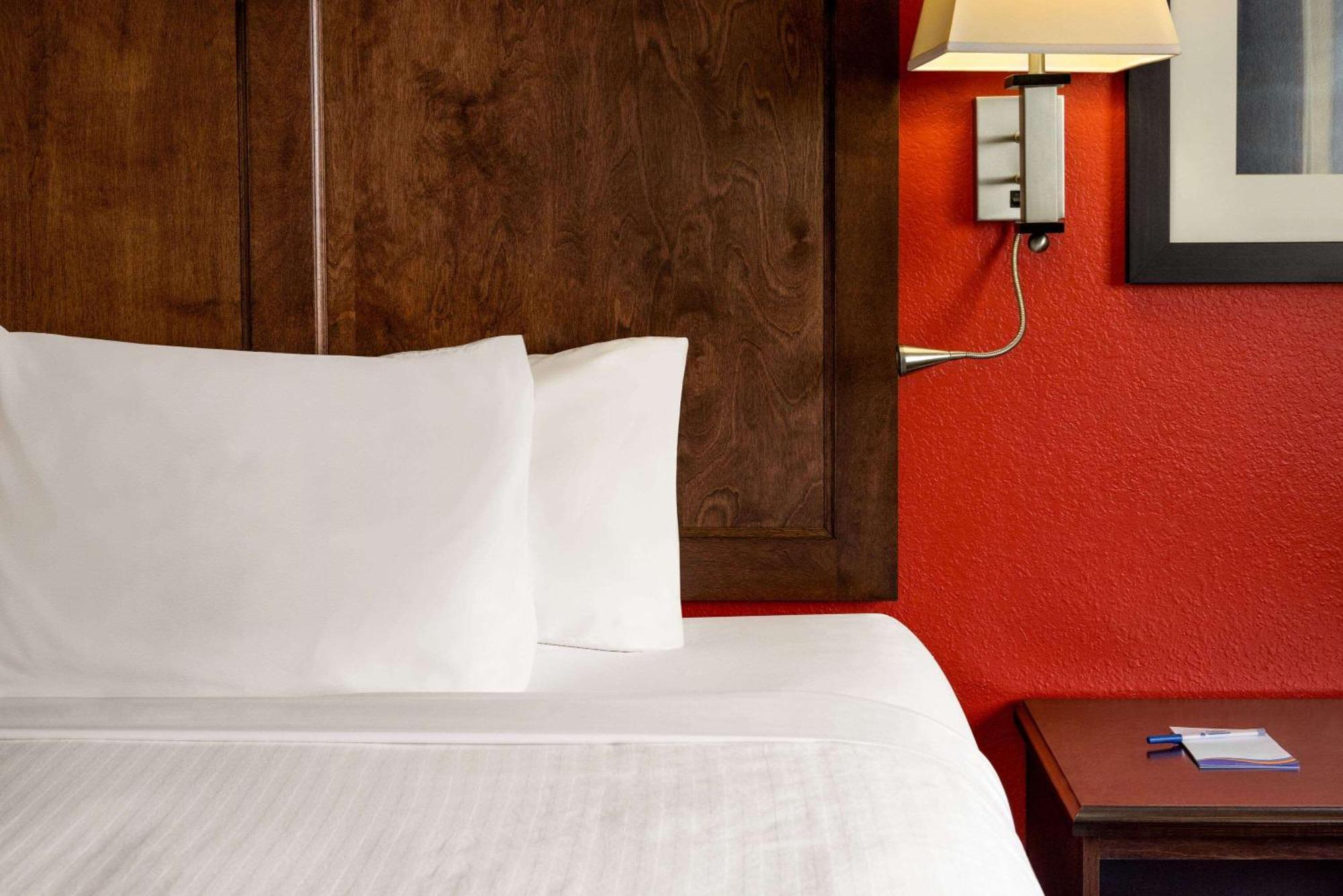 Hotel Baymont By Wyndham Cedar Rapids Exterior foto